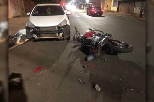 Motociclista é flagrado empinando moto, foge e bate em dois carros em MS