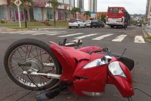 Motociclista 'fura' sinal vermelho e bate em ônibus no Jardim dos Estados (vídeo)
