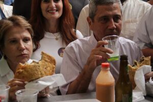 Tereza Cristina e Braga Netto comem pastel no Mercadão
