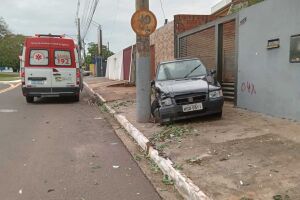 Idoso passou mal e bateu carro em poste