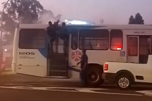 Ônibus pegando fogo no meio da rua em Campo Grande