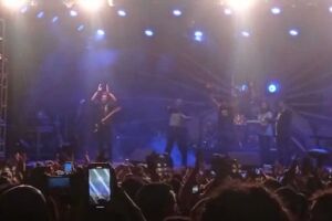 Paulo Ricardo ganha bolo surpresa durante show em Campo Grande
