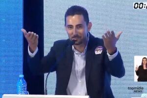 Debate TopMídia/SBT: 'Não acredito nas pesquisas', diz Adonis em despedida 