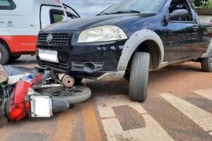 Mulher fratura perna em acidente envolvendo carro e moto em Aquidauana