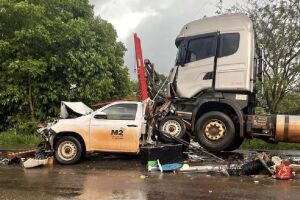 Caminhonete fica destruída ao ser atingida por carreta em Bonito