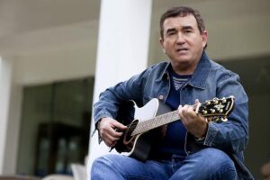 Cantor Amado Batista se apresenta hoje em Chapadão do Sul