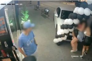 Corolla com placa de Campo Grande sobe calçada e atropela três mulheres em SC (vídeo)
