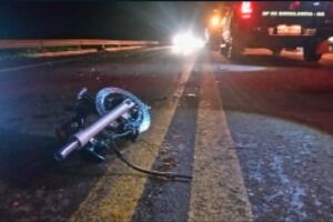 Motociclista foi lançado na pista da BR-060