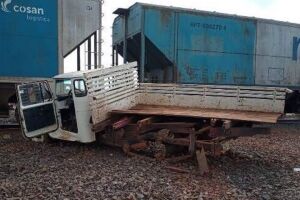 Motorista de caminhonete morre após bater em vagão de trem em MS