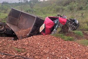 Carreta ficou destruída