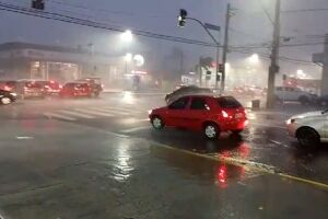 Após trégua, chuva volta a cair em Campo Grande (vídeo)