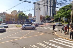 Pedinte ameaça motoristas e pedestres com faca na Afonso Pena