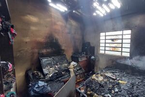 Fogo consumiu tudo o que estava no quarto