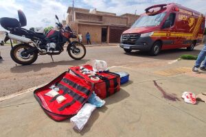 A motociclista teve fratura exposta e o motorista fugiu sem prestar socorro, mas placa do carro caiu no local