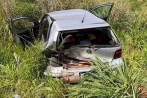 Carro vai parar dentro de matagal após acidente em Ivinhema 