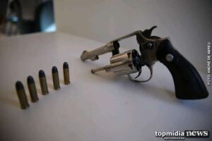 Rapaz assusta com polícia, joga revólver no chão e acaba preso no Santa Emília