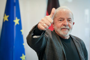 Lula vira os votos e tem percentuais a frente de Bolsonaro