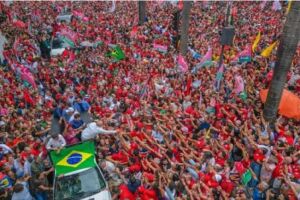 Ruas lotaram em prol de Lula em MG e SP