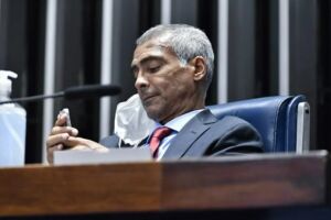 Rom&aacute;rio n&atilde;o vai se envolver em campanha de Bolsonaro no segundo turno