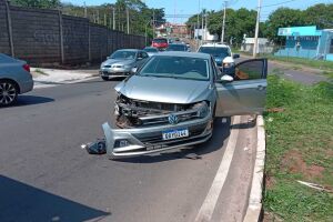 A frente do veículo ficou destruída