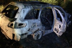 Carro ficou destruído