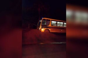 Acidente com ônibus deixa 15 crianças feridas em Corumbá
