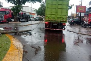 Agetran notifica motorista de caminhão que arrancou poste em Ponta Porã