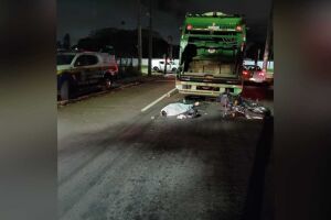 Motociclista bate em traseira de caminhão de lixo e morre em Campo Grande