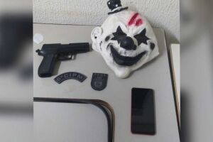 Adolescentes apontam arma para mulher, roubam celular e são apreendidos no Vilas Boas 