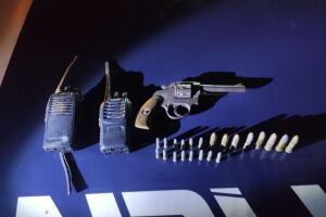Arma e munições foram apreendidas