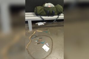 Chicote e objetos encontrados com o rapaz preso