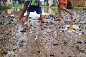 Moradores precisam conviver em meio a água
