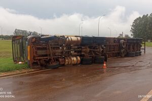 Carreta tomba e motorista fica ferido entre Laguna Carapã e Dourados