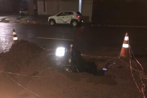 Motociclista fica ferido em acidente com buraco aberto pela chuva em Campo Grande