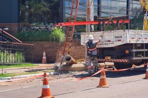 Motorista perde controle do carro, bate em poste e bairro fica sem energia