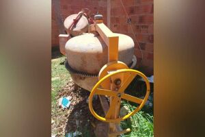 Construtor dá falta de betoneira e descobre equipamento no terreno de ladrão