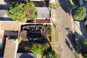 Casa ficou destruída após incêndio