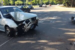 Motorista bate carro e arranca semáforo em Campo Grande