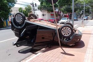 Carro com mãe e filho de 4 anos capota no centro de Campo Grande (vídeo)