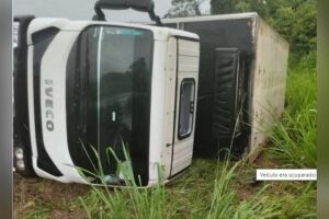 Caminhão com pai e filho tomba próximo de córrego em Batayporã