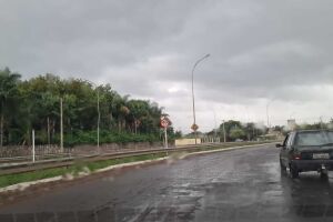 Chuva pega Campo-grandenses de surpresa e frio se aproxima 