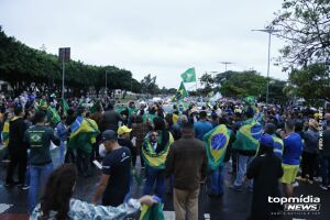 Manifestantes fazem ato pró-Bolsonaro em frente ao CMO em Campo Grande
