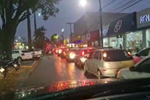 Paraguaios lotam postos da fronteira temendo falta de combustíveis por protestos