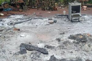 Uma das casas incendiadas