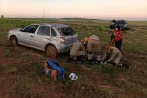 Carro capotou e Corpo de Bombeiros fez o socorrido