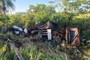 Carreta ficou destruída com o acidente