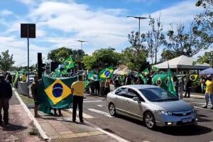 Bolsonaristas seguem na Duque de Caxias