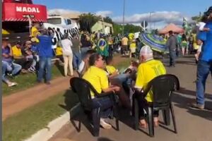 Via pública é ocupada por manifestantes 