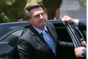 Após 20 dias recluso, Bolsonaro volta ao Palácio do Planalto 
