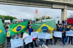 Crianças são colocadas na linha de frente em bloqueio bolsonarista